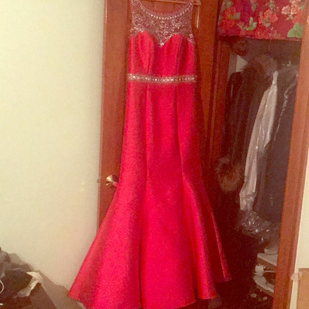dress very elegant definitely an eye catcher